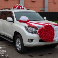 наряженный автомобиль на свадьбу toyota prado